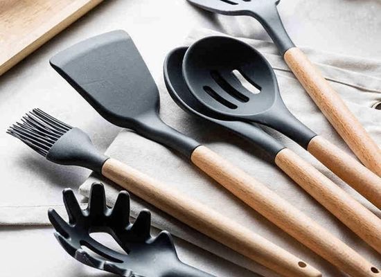 Kit 12 Utensílios De Cozinha Em Silicone E Cabo De Madeira Jogo De Utensílios Resistente ao Calor Antiaderente Premium GAXMARK (Preto)